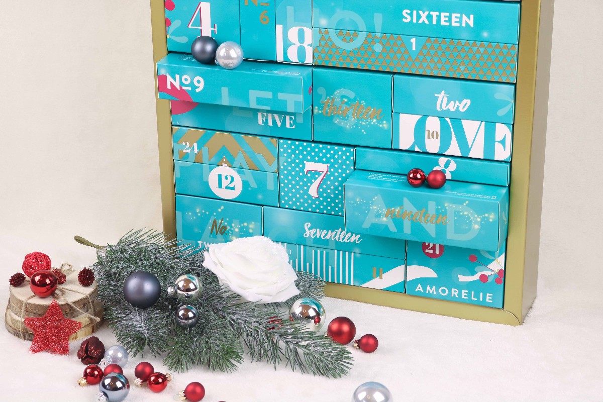 Amorelie Adventskalender, Amorelie Adventskalender Inhalt, Amorelie Adventskalender Erfahrung, Amorelie Adventskalender Test, Amorelie Adventskalender was war drin, Amorelie Adventskalender für Paare, Amorelie Adventskalender 2016, Amorelie Adventskalender 2017, Amorelie Adventskalender 2017 was war drin, Amorelie Adventskalender 2017 Inhalt, lohnt sich Amorelie Adventskalender, Adventskalender für Paare, Adventskalender Sextoys, Amorelie Adventskalender Alternative, erotischer Adventskalender, Adventskalender Amorelie oder EIS, Adventskalender Vergleich, Amorelie Adventskalender Deluxe oder Premium, Amorelie Adventskalender Deluxe Premium Vergleich, Womanizer Startlet, Amorelie Adventskalender Deluxe, Amorelie Adventskalender Premium, Amorelie Adventskalender Deluxe Inhalt, Amorelie Adventskalender Premium Inhalt