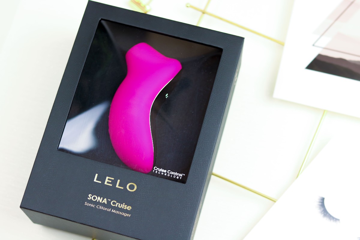 Lelo Sona, Lelo Sona Test, Lelo Sona Erfahrung, Lelo Sona Review, Sona Cruise Test, Sona Cruise Erfahrung, Lelo Sona Womanizer, Lelo Sona Satisfyer, Ultraschall Vibrator, Lovehoney Gutschein, Druckwellenvibrator, Womanizer Sona, Lelo Erfahrung, Womanizer Vergleich, Womanizer Erfahrung