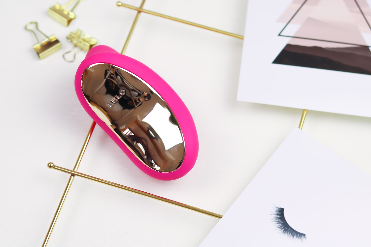 Lelo Sona, Lelo Sona Test, Lelo Sona Erfahrung, Lelo Sona Review, Sona Cruise Test, Sona Cruise Erfahrung, Lelo Sona Womanizer, Lelo Sona Satisfyer, Ultraschall Vibrator, Lovehoney Gutschein, Druckwellenvibrator, Womanizer Sona, Lelo Erfahrung