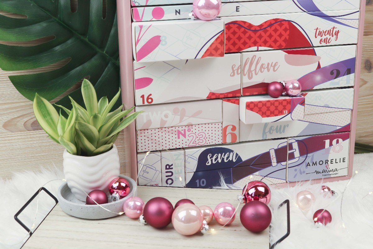 Nahaufnahme der Kartons im Amorelie Self Love Kalender mit dem Schriftzug selflove.