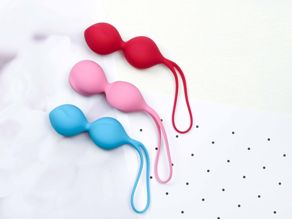 Liebeskugeln schwer, Liebeskugeln wie schwer, Satisfyer Balls, Satisfyer V Balls, Satisfyer Liebeskugeln, welche Satisyfer Liebeskugeln, Satisfyer Liebeskugeln Unterschiede, Beckenbodentraining Fortgeschrittene, Beckenmuskulatur, Beckenboden anspannen, Liebeskugeln für Rückbildung, was für Liebeskugeln, Liebeskugeln Verwendung, Funktion der Liebeskugeln, Liebeskugeln für was, Liebeskugeln Gewicht, Liebeskugeln Effekt, Liebeskugeln im Alltag, Satisfyer Balls Test, Satisfyer Balls Review, Satisfyer Balls Erfahrung