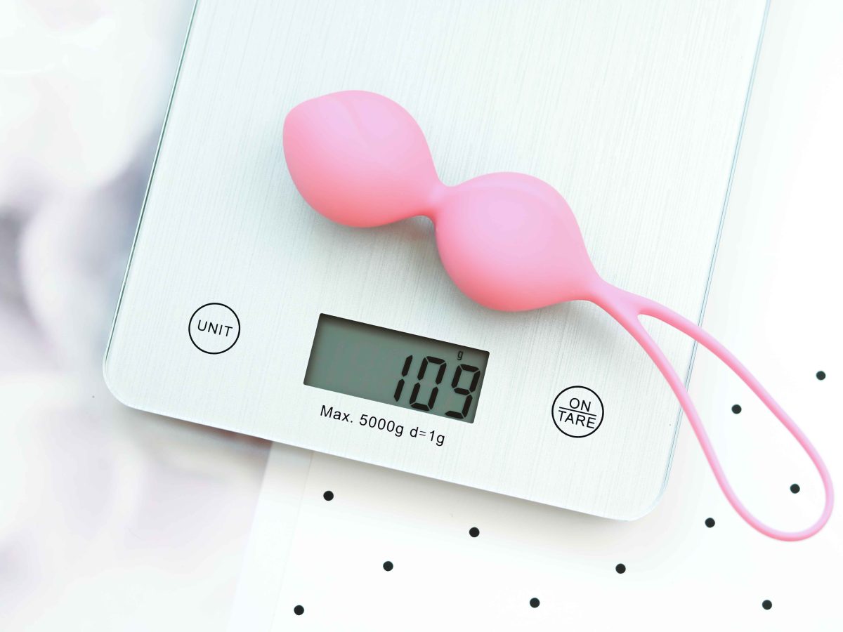 Liebeskugeln schwer, Liebeskugeln wie schwer, Satisfyer Balls, Satisfyer V Balls, Satisfyer Liebeskugeln, welche Satisyfer Liebeskugeln, Satisfyer Liebeskugeln Unterschiede, Beckenbodentraining Fortgeschrittene, Beckenmuskulatur, Beckenboden anspannen, Liebeskugeln für Rückbildung, was für Liebeskugeln, Liebeskugeln Verwendung, Funktion der Liebeskugeln, Liebeskugeln für was, Liebeskugeln Gewicht, Liebeskugeln Effekt, Liebeskugeln im Alltag, Satisfyer Balls Test, Satisfyer Balls Review, Satisfyer Balls Erfahrung