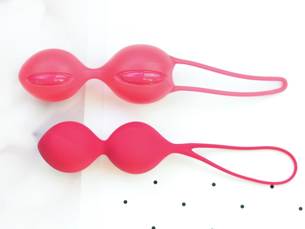 Liebeskugeln schwer, Liebeskugeln wie schwer, Satisfyer Balls, Satisfyer V Balls, Satisfyer Liebeskugeln, welche Satisyfer Liebeskugeln, Satisfyer Liebeskugeln Unterschiede, Beckenbodentraining Fortgeschrittene, Beckenmuskulatur, Beckenboden anspannen, Liebeskugeln für Rückbildung, was für Liebeskugeln, Liebeskugeln Verwendung, Funktion der Liebeskugeln, Liebeskugeln für was, Liebeskugeln Gewicht, Liebeskugeln Effekt, Liebeskugeln im Alltag, Satisfyer Balls Test, Satisfyer Balls Review, Satisfyer Balls Erfahrung