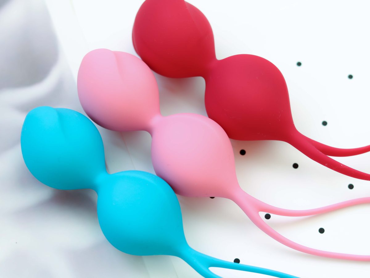 Liebeskugeln schwer, Liebeskugeln wie schwer, Satisfyer Balls, Satisfyer V Balls, Satisfyer Liebeskugeln, welche Satisyfer Liebeskugeln, Satisfyer Liebeskugeln Unterschiede, Beckenbodentraining Fortgeschrittene, Beckenmuskulatur, Beckenboden anspannen, Liebeskugeln für Rückbildung, was für Liebeskugeln, Liebeskugeln Verwendung, Funktion der Liebeskugeln, Liebeskugeln für was, Liebeskugeln Gewicht, Liebeskugeln Effekt, Liebeskugeln im Alltag, Satisfyer Balls Test, Satisfyer Balls Review, Satisfyer Balls Erfahrung