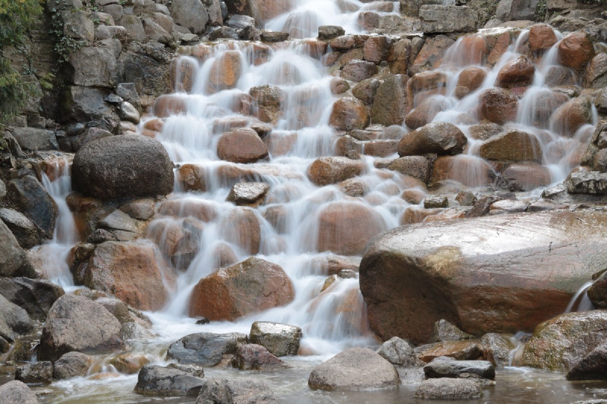 echte Freundschaft, echte Freunde, wahre Freunde, wahre Freundschaft, Gedanken zur Freundschaft, gute Freunde, beste Freunde, Wasserfall, Berlin, fließendes Wasser Foto, Wasser verschwommen