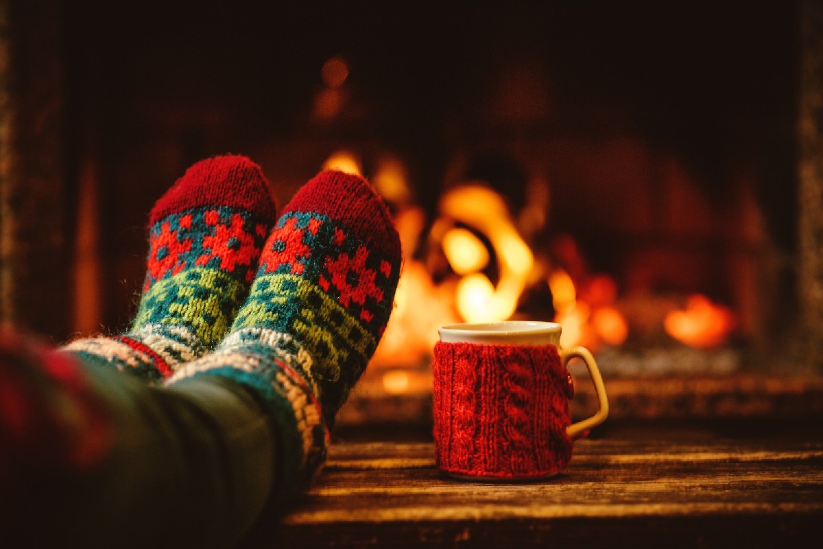 Frohe Weihnachten, Weihnachtsgrüße, Kamin, Kaminfeuer, warme Socken, gemütlich